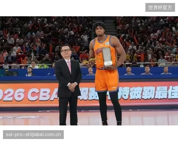 哈桑·怀特塞德成为历史首位外籍DPOY，他构建的禁飞区是上海队夺冠的防守基石。